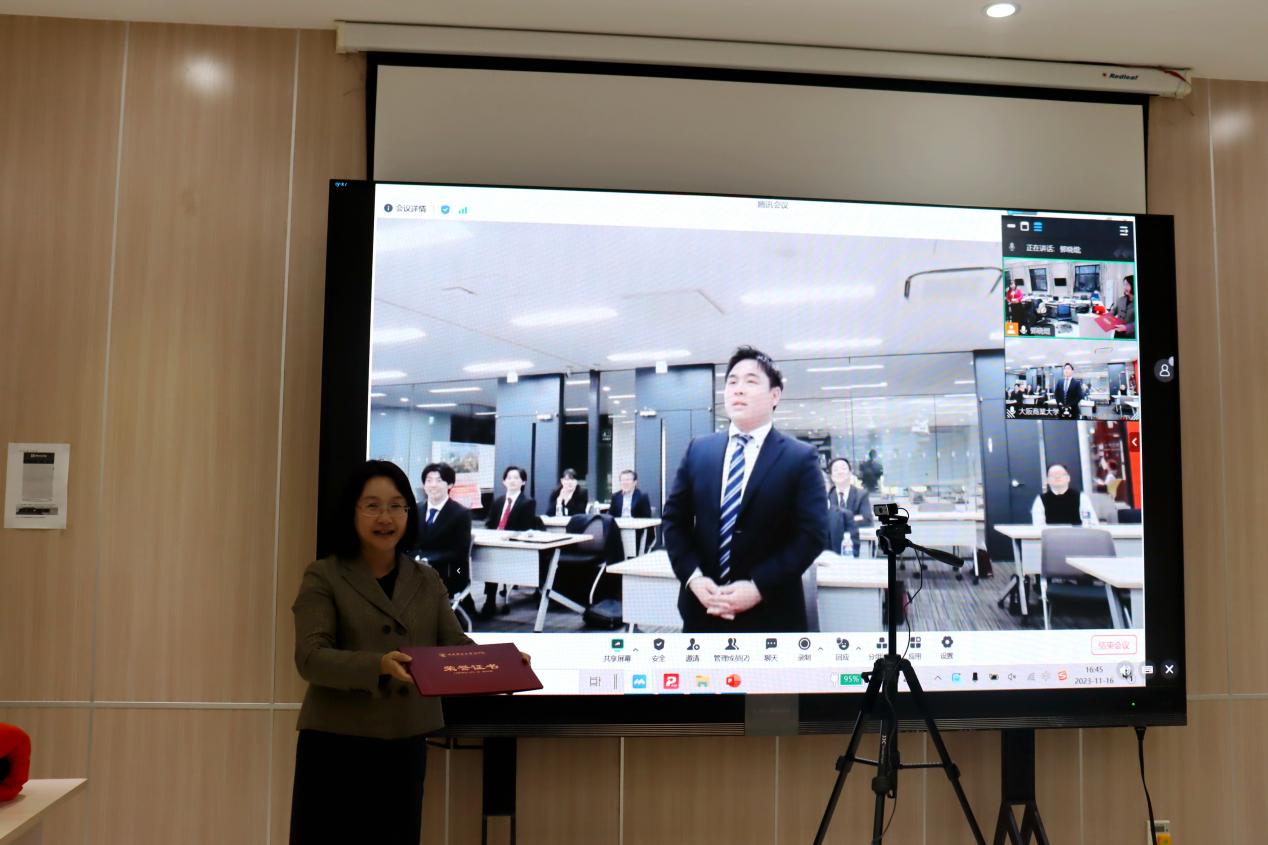 27开云kaiyun官方网站葛建新教授为“最佳汇报奖”成田卓巳同学颁奖